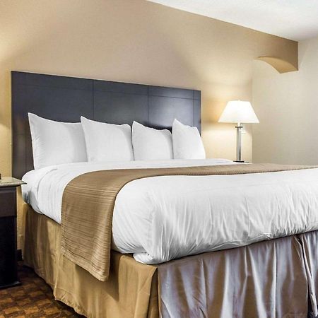 Quality Inn & Suites Coliseum Greensboro Bagian luar foto