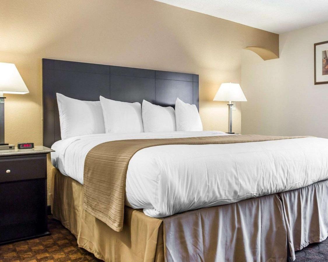 Quality Inn & Suites Coliseum Greensboro Bagian luar foto