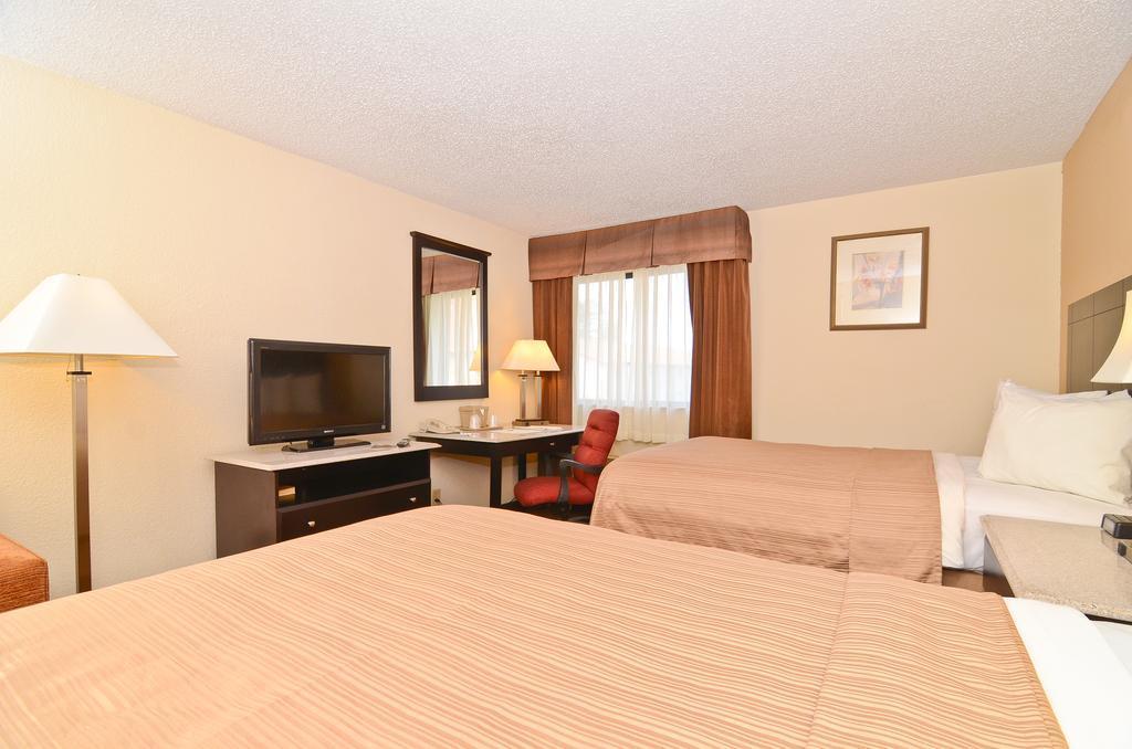 Quality Inn & Suites Coliseum Greensboro Bagian luar foto