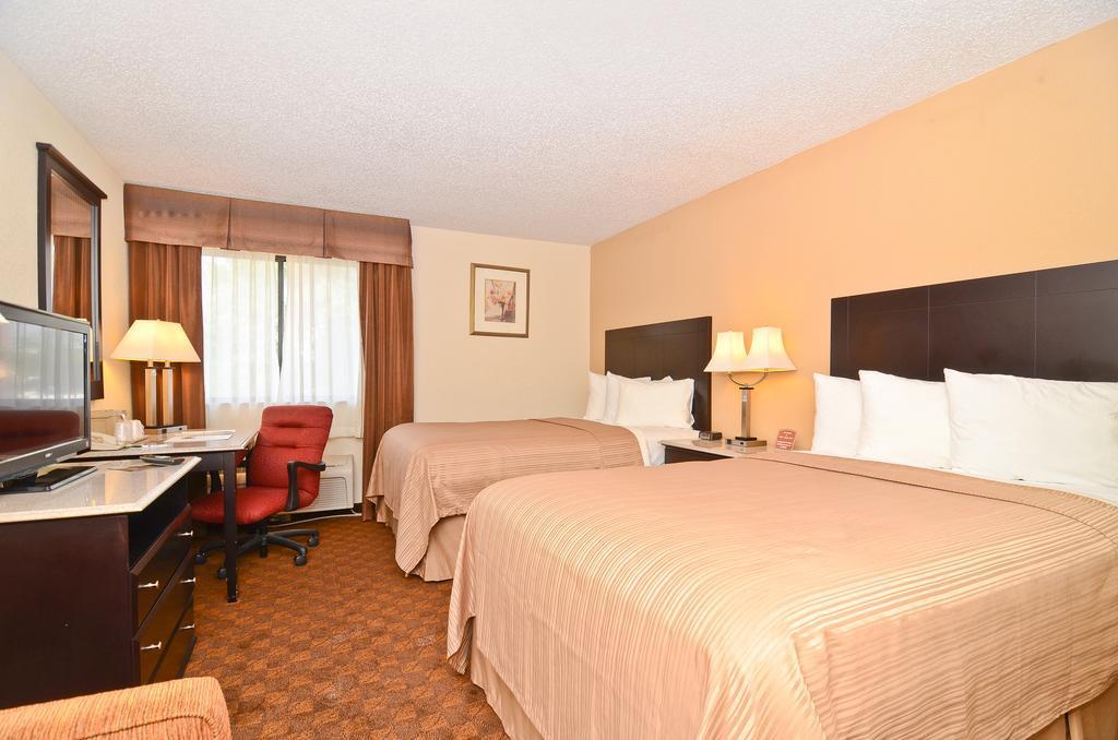 Quality Inn & Suites Coliseum Greensboro Bagian luar foto