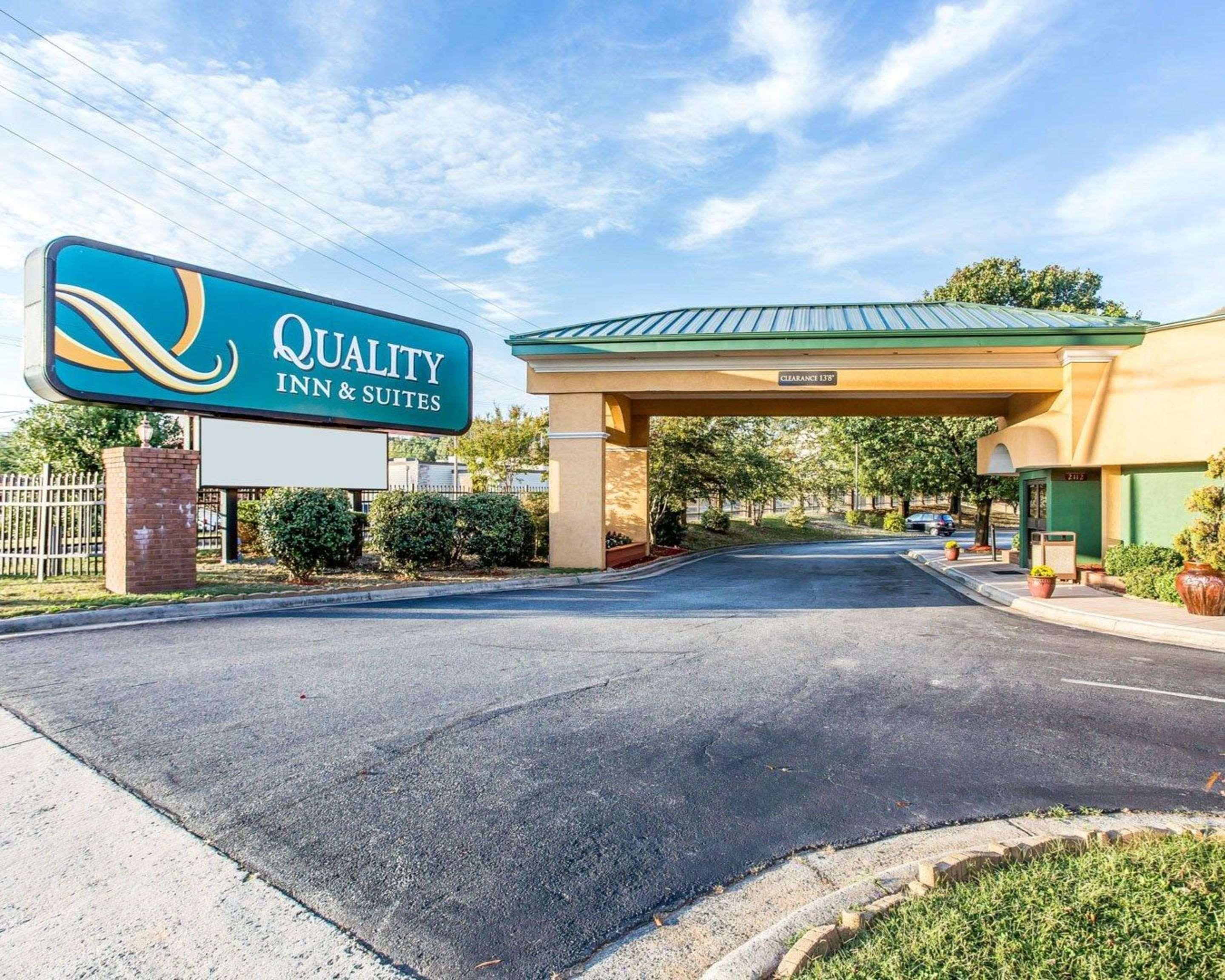 Quality Inn & Suites Coliseum Greensboro Bagian luar foto