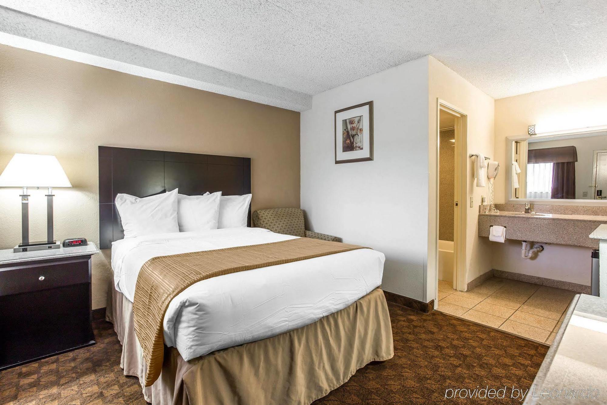 Quality Inn & Suites Coliseum Greensboro Bagian luar foto