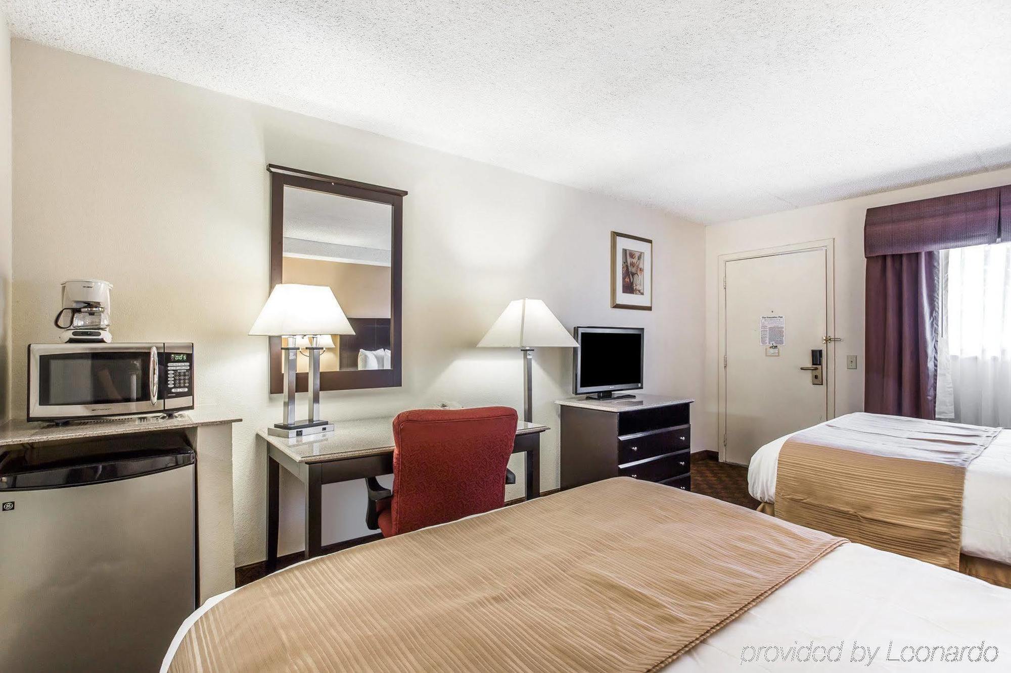 Quality Inn & Suites Coliseum Greensboro Bagian luar foto