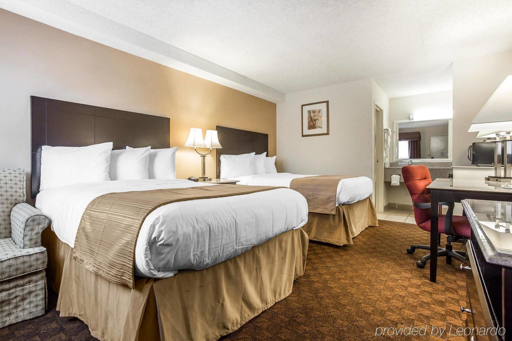 Quality Inn & Suites Coliseum Greensboro Bagian luar foto