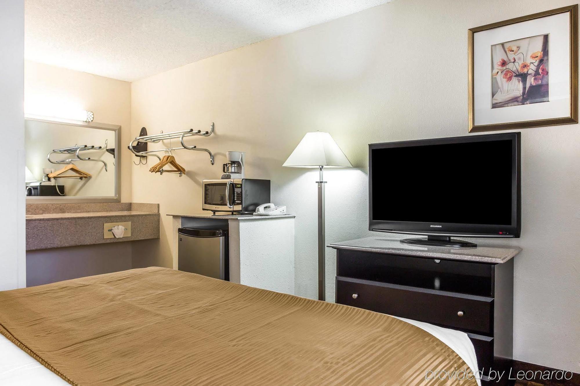 Quality Inn & Suites Coliseum Greensboro Bagian luar foto