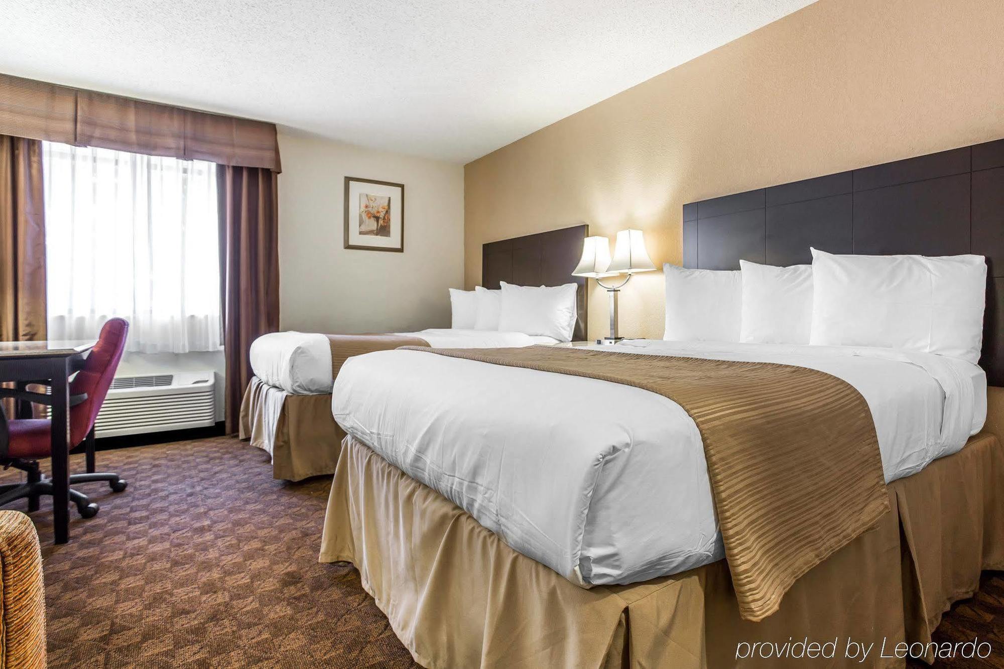 Quality Inn & Suites Coliseum Greensboro Bagian luar foto