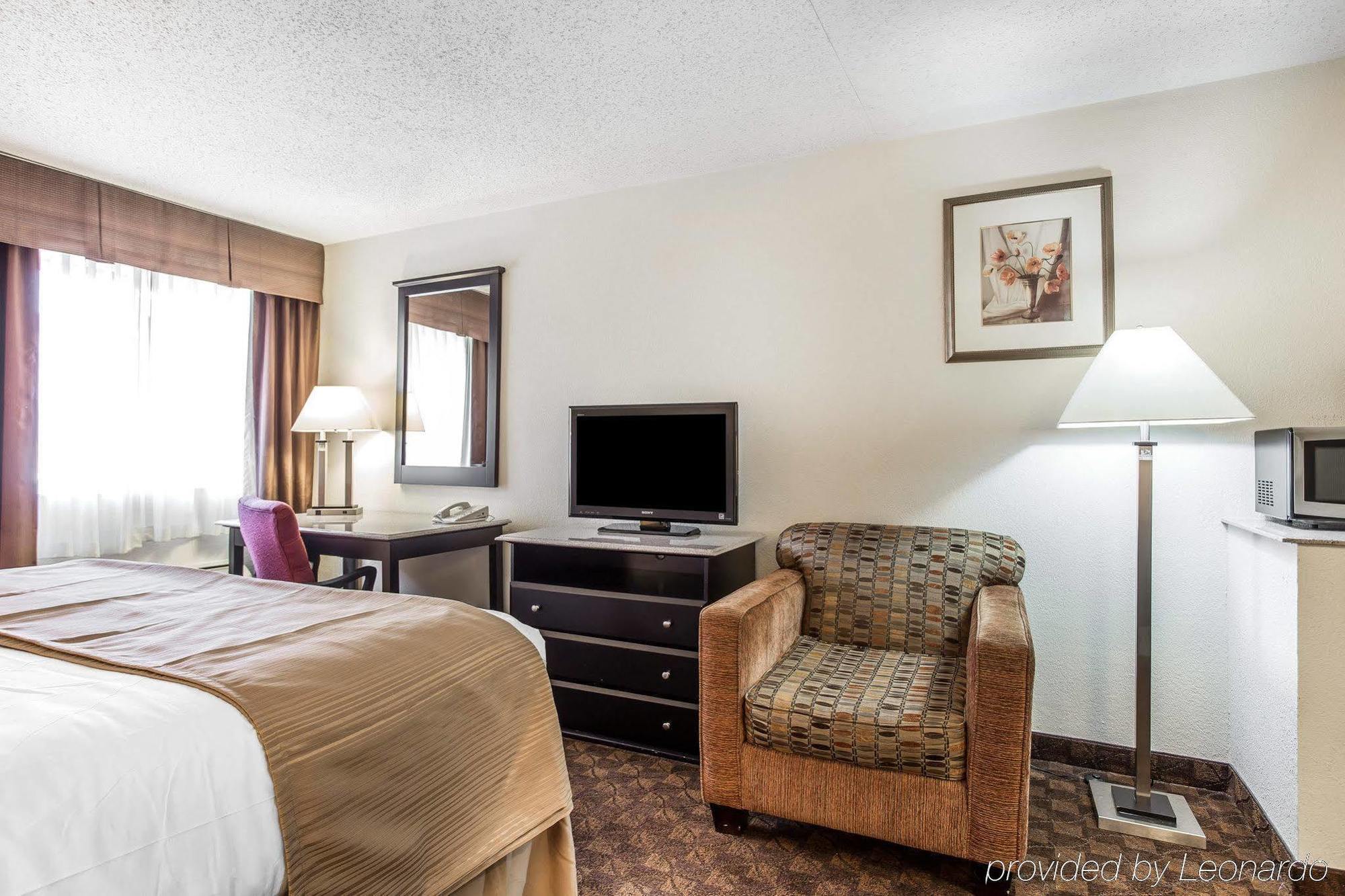 Quality Inn & Suites Coliseum Greensboro Bagian luar foto