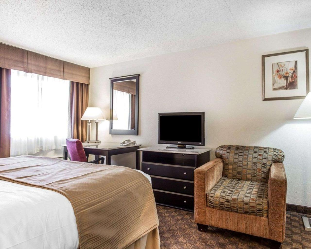 Quality Inn & Suites Coliseum Greensboro Bagian luar foto